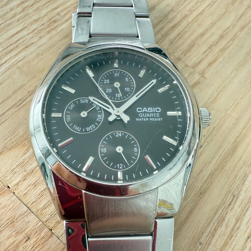 Casio Men's Silver and Black Quartz Watch